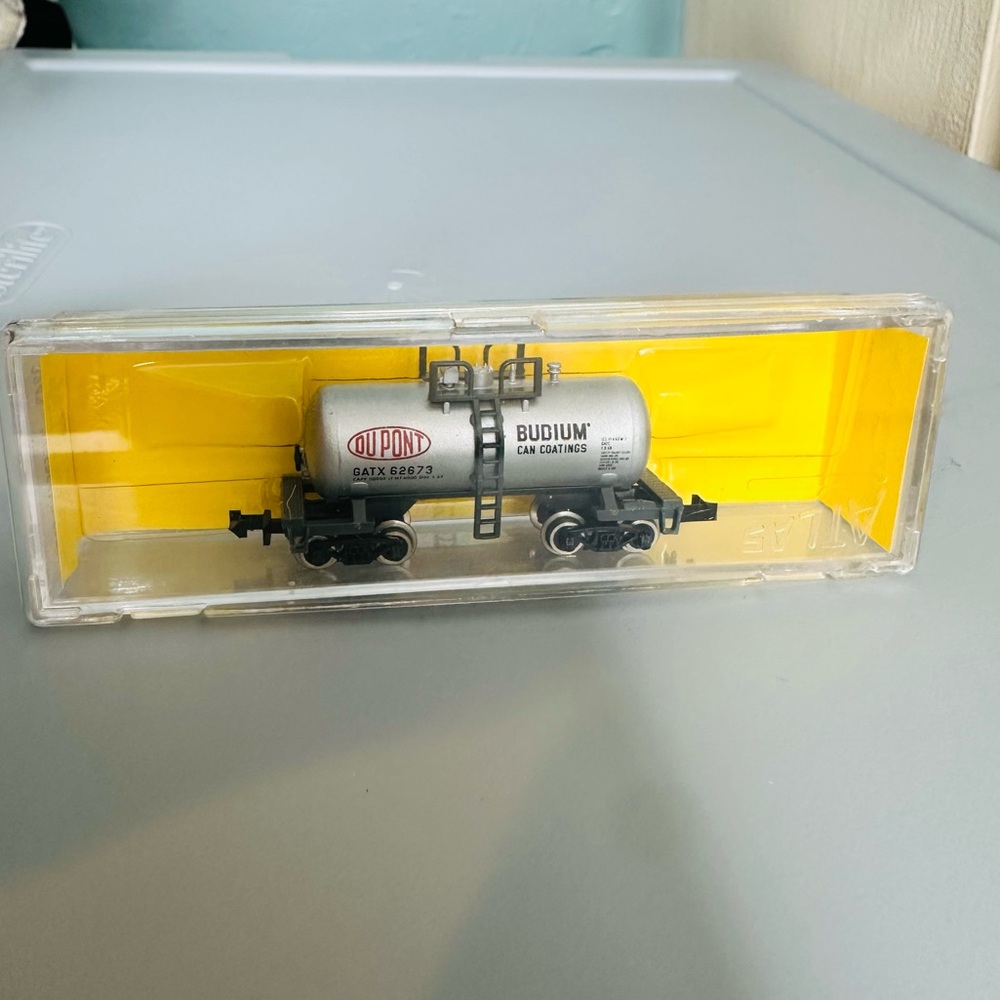 ATLAS N SCALE DUPONT BUDIUM 62673 BEER CAN TANK CAR W/ ACCUMATE COUPLERS 3243